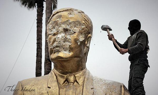 Statue of Hafez al-Assad defaced after Idlib City falls, March 29, 2015